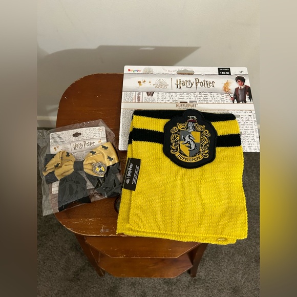 🎯CLEARANCE LAST CHANCE Harry Potter Hufflepuff Set: Scarf and Hair-bow NWT! - Picture 4 of 4